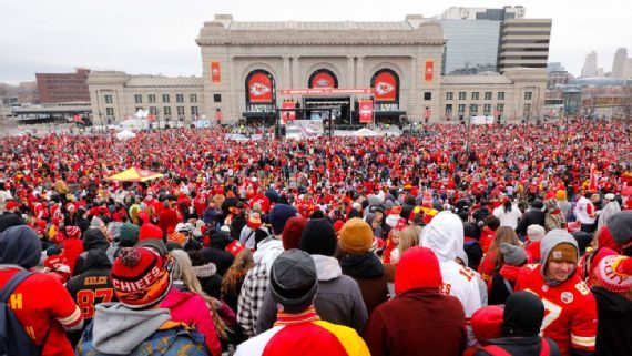 Chiefs celebran con desfile en Kansas City su título del Super Bowl LVII