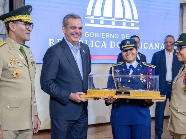 Presidente califica de invaluable la labor de las Fuerzas Armadas y la Policía Nacional