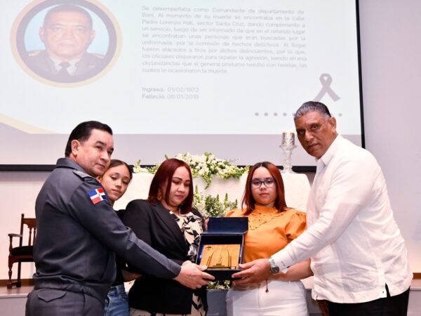 Gobierno rinde homenaje a 80 policías caídos en el cumplimiento del deber