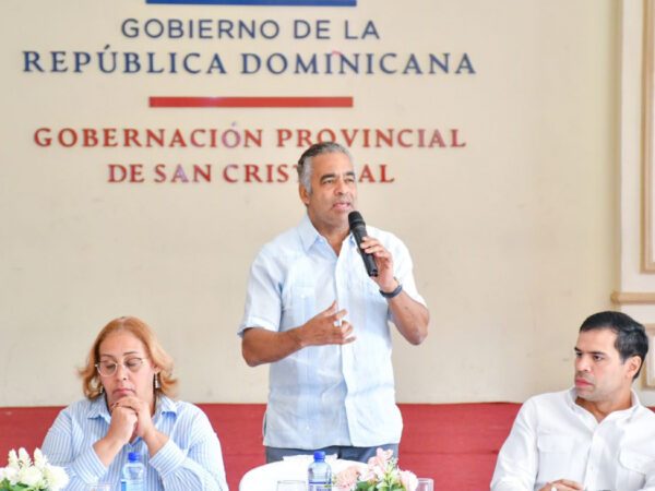 Ministro de la Presidencia escucha necesidades de comunitarios