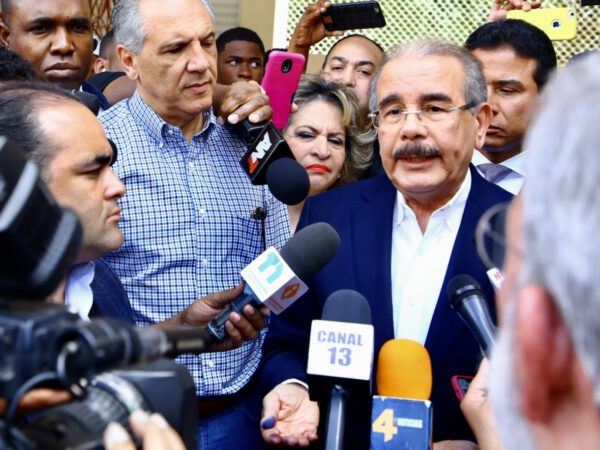 Danilo Medina está fuera del país
