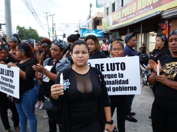 Mujeres residentes en SDE conmemoran su día vestidas de luto