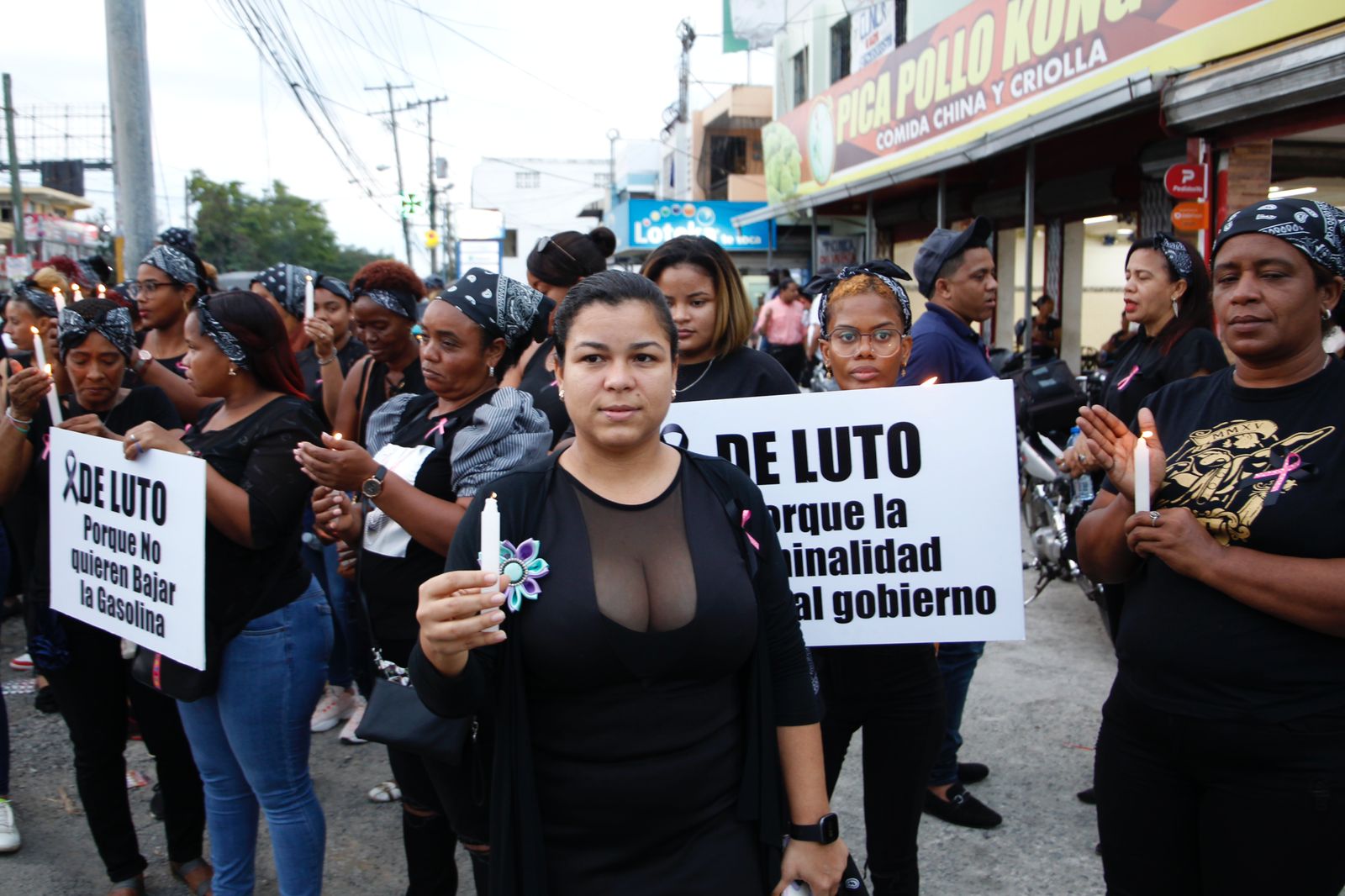 Mujeres residentes en SDE conmemoran su día vestidas de luto