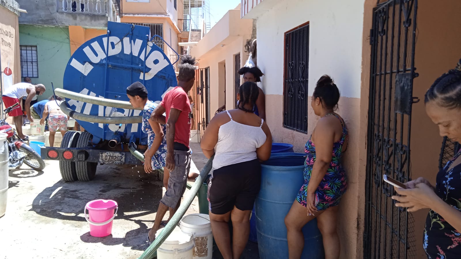 Ludwig Álvarez distribuye agua en sectores Santo Domingo Este