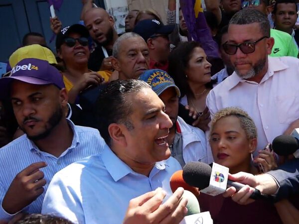 Luis Alberto participa en manifestación del PLD