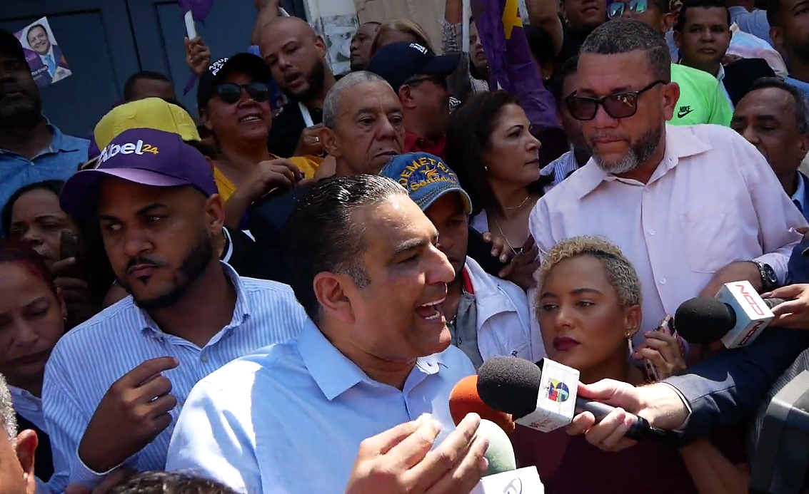 Luis Alberto participa en manifestación del PLD