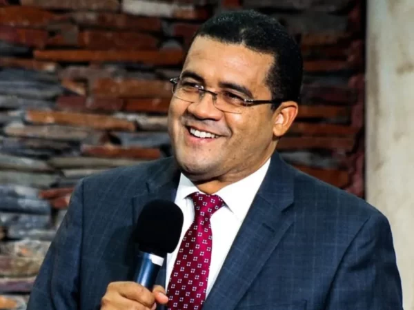 Operan de manera exitosa al pastor Ezequiel Molina Sánchez