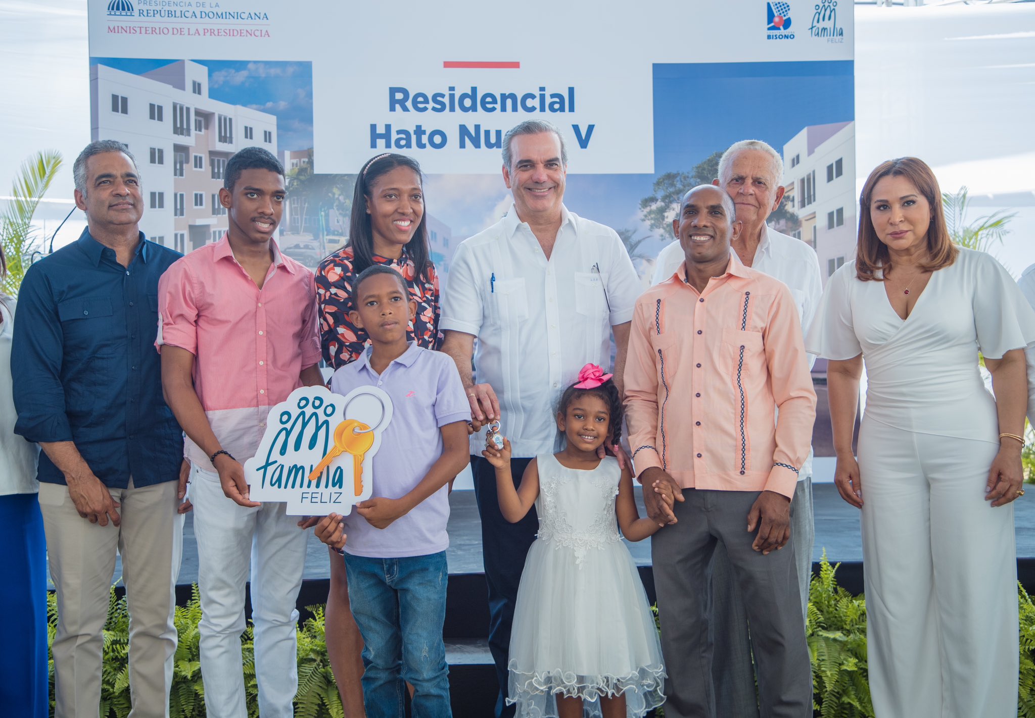 Presidente Abinader entrega 208 apartamentos