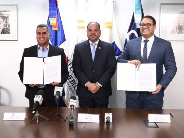 Superintendencia de Electricidad y el Instituto Postal Dominicano firman acuerdo