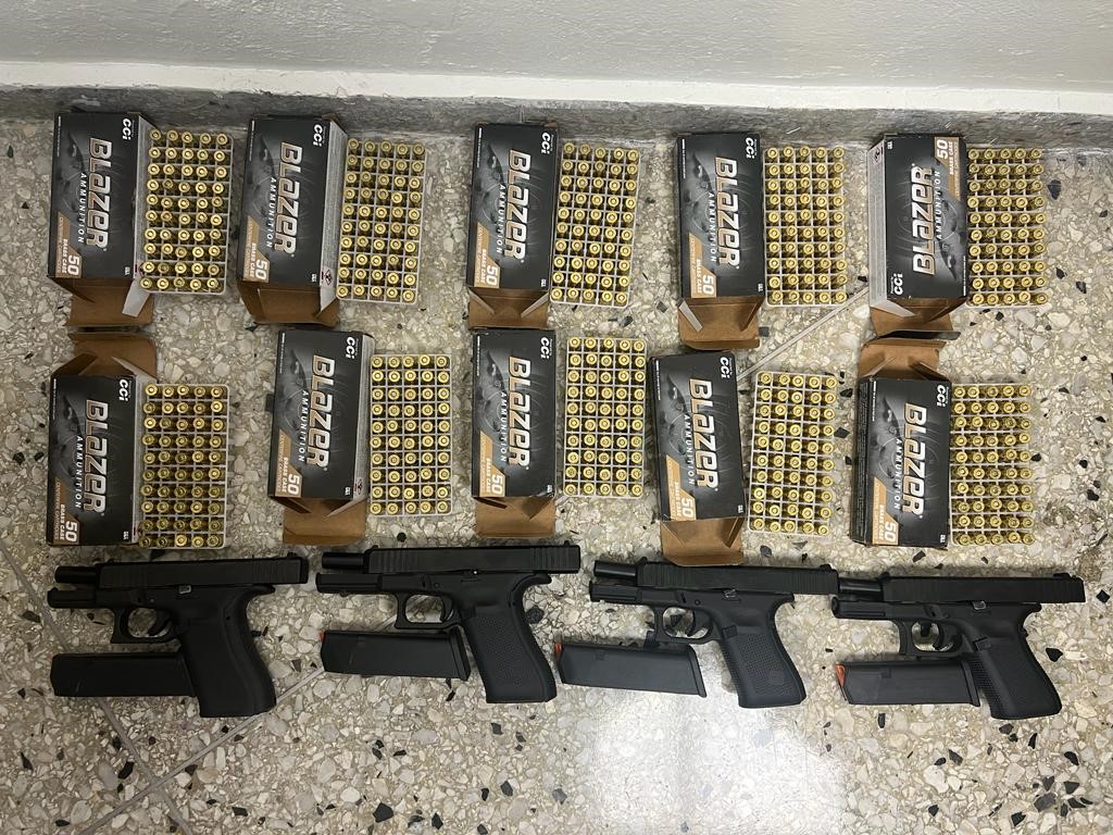 Policía ocupa cuatro pistolas enviadas al país en caja desde el exterior