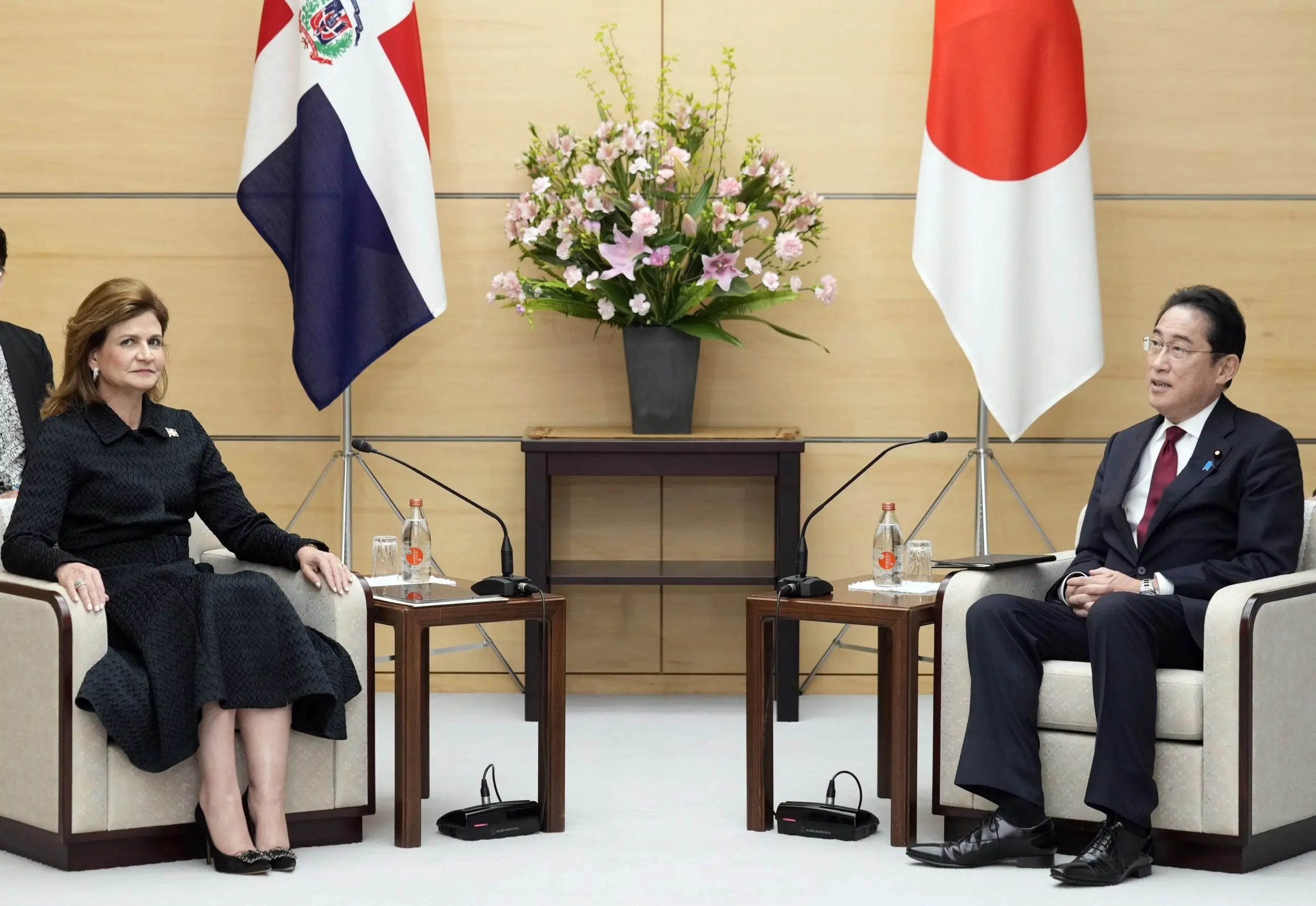 Vicepresidenta dominicana se reúne con el primer ministro japonés