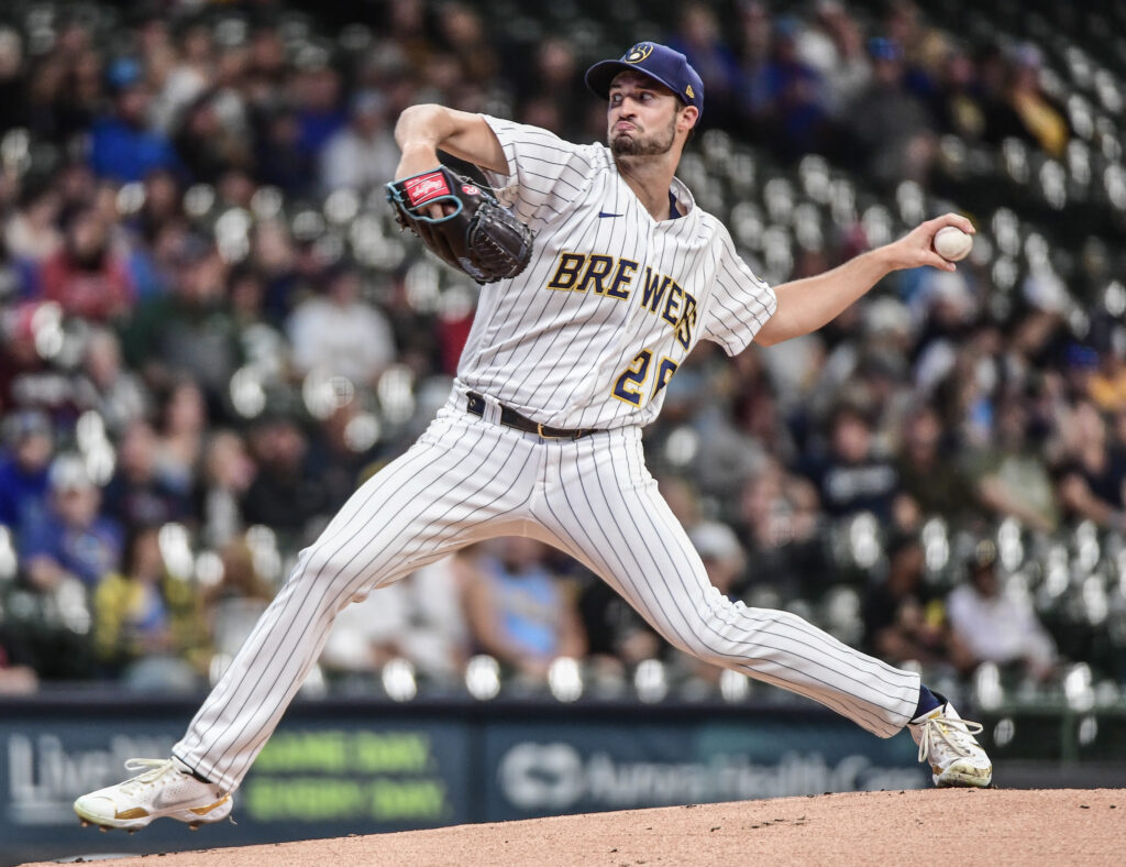 Cerveceros pierden al zurdo Aaron Ashby por un tiempo “significativo”