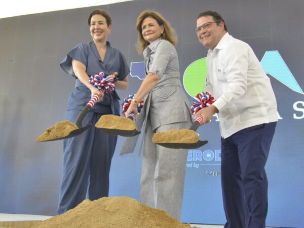 DGA inicia construcción de moderna terminal de correo en AILA