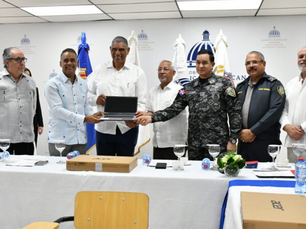 Ministerio de Interior y Policía recibe equipos del Ministerio de Educación