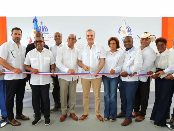 Presidente Abinader inaugura carretera, acueducto y CAIPI