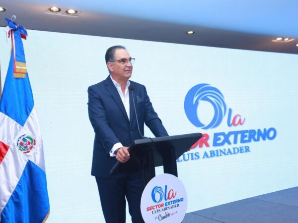 Juramentan miembros del sector externo de Luis  Abinader