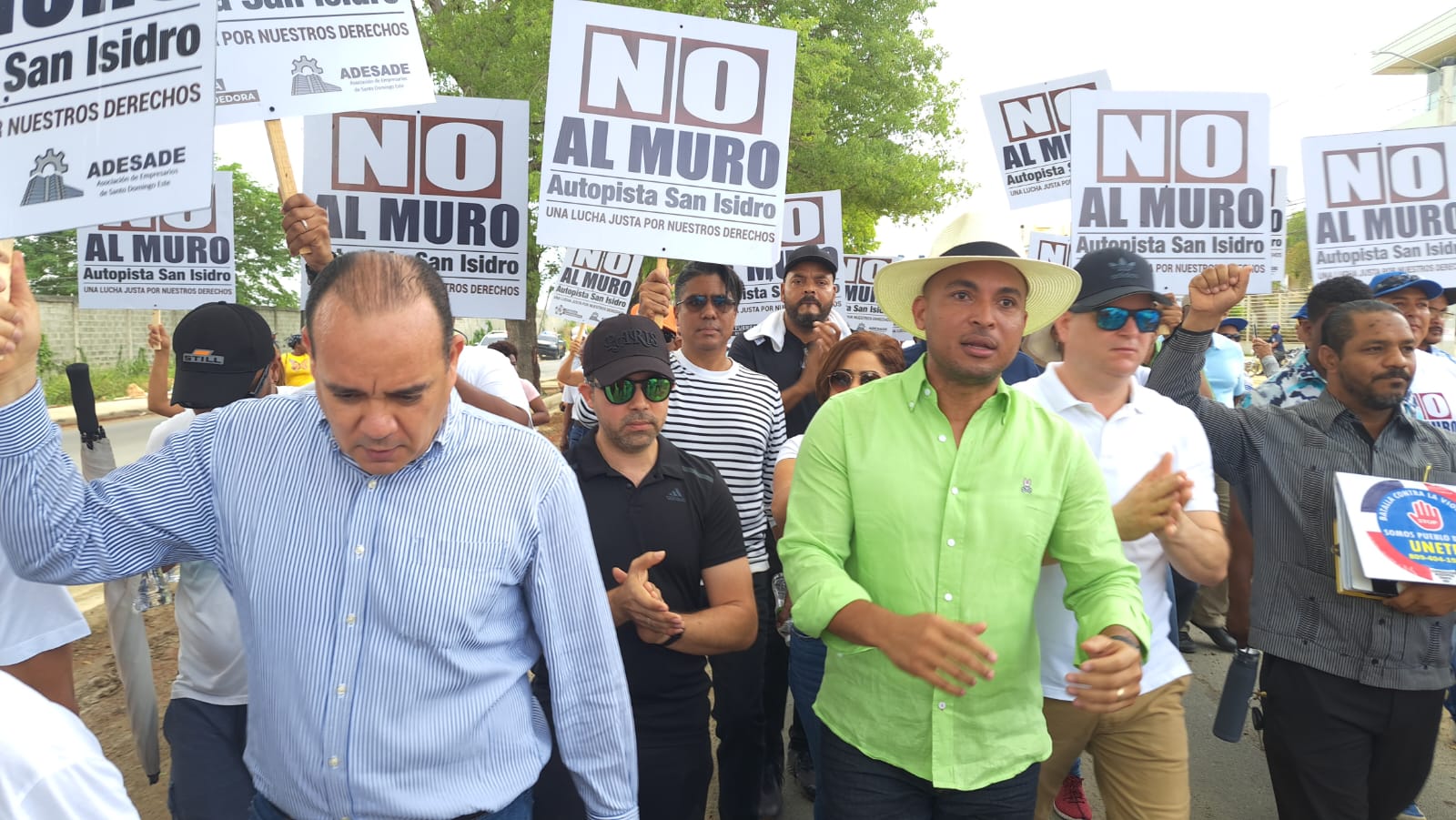 Comerciantes reclaman demolición de muro