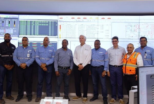 CEO de AES Corporation visita el complejo energético AES Andrés