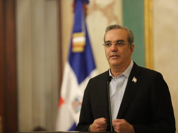 Presidente Abinader destaca que su gobierno ha firmado 34 contratos de energía renovable