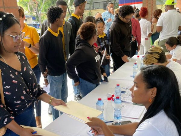 Más de 200 personas acuden a feria de empleos