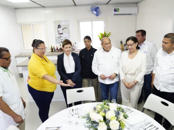 Vicepresidenta inaugura centro INFOTEP, cuarteles policiales y parroquia