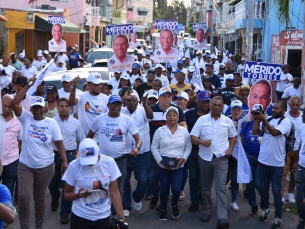 Mano a mano de Mérido Torres en Los Mina se convierte en caravana