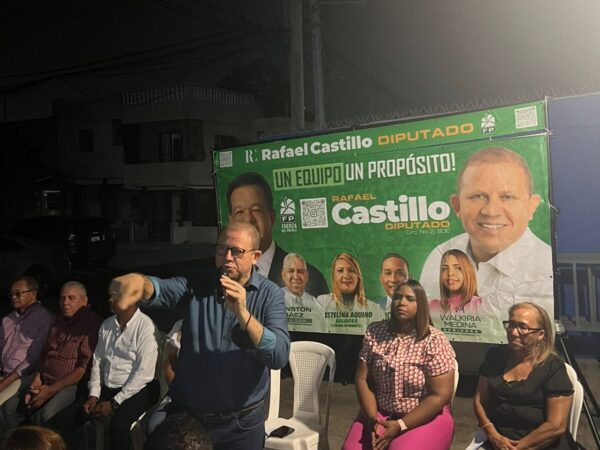 Rafael Castillo juramenta cientos de personas