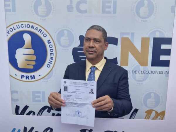 José Liz se inscribe como precandidato a diputado