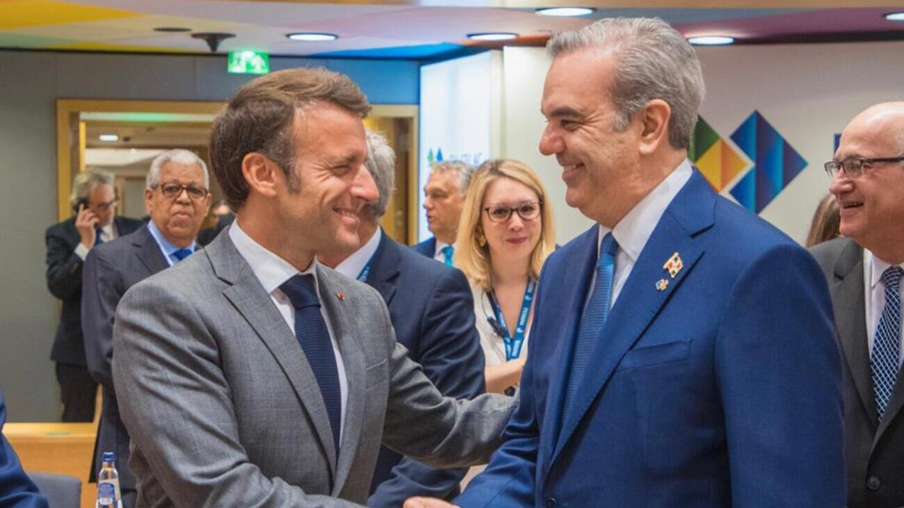 Presidentes Abinader y Macron conversan