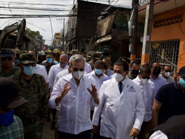 Presidente Abinader visita zona afectada por explosión