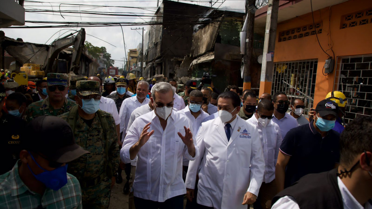 Presidente Abinader visita zona afectada por explosión