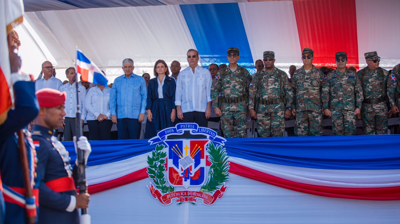 Presidente encabeza desfile militar y policial