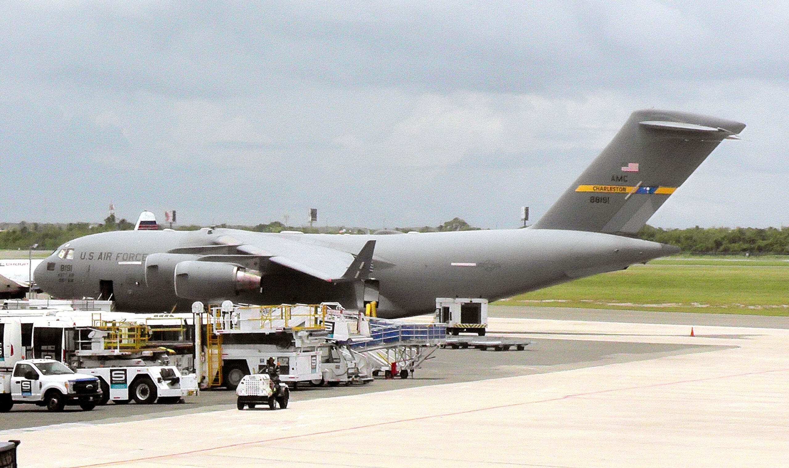 Gran hermetismo en AILA por llegada al país de avión militar de Estados Unidos