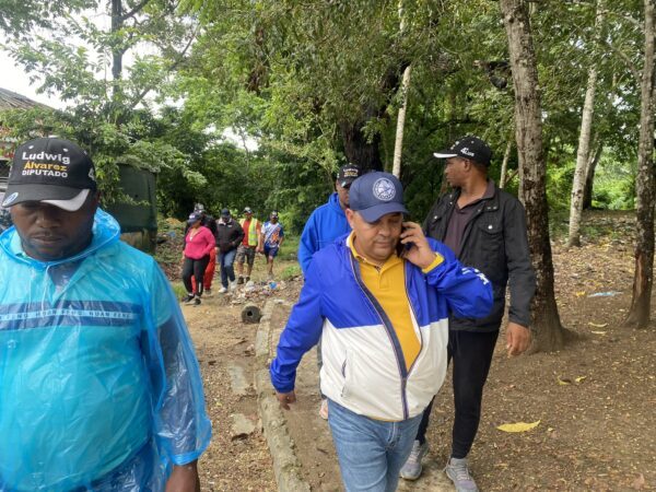 Ludwig Álvarez asiste a cientos de residentes de su comunidad