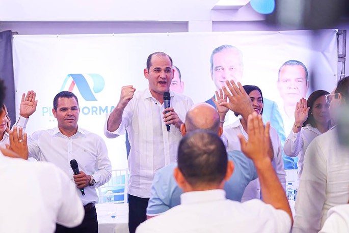 Adolfo Pérez juramenta a Sandy Quiñonez como coordinador de la plataforma AP en SDE