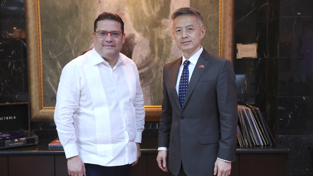 Director de Aduanas sostiene encuentro con el embajador de la República Popular China