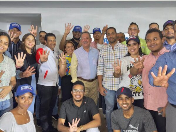 Porfirio Peralta comparte con jóvenes de Santo Domingo Este