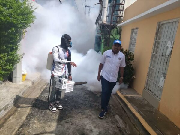 Precandidato a regidor del PRM encabeza operativo de fumigación contra el dengue