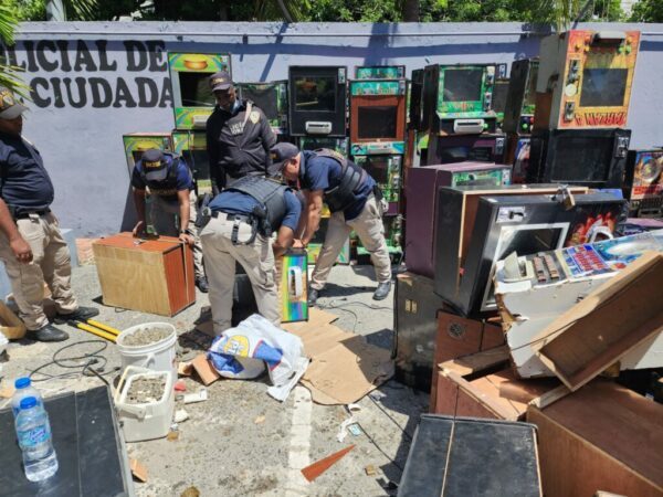 Policía ocupa 137 máquinas tragamonedas en la calle 42 de Capotillo