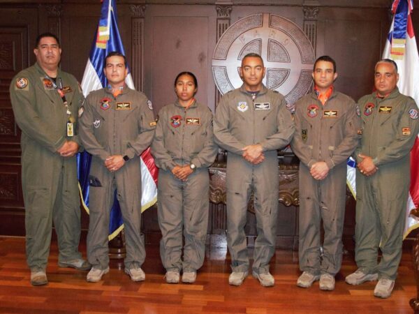Comandante FARD impone alas de Maestro y Señor Piloto a oficiales