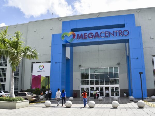 Clientes denuncian el sofocante calor que se registra en Megacentro