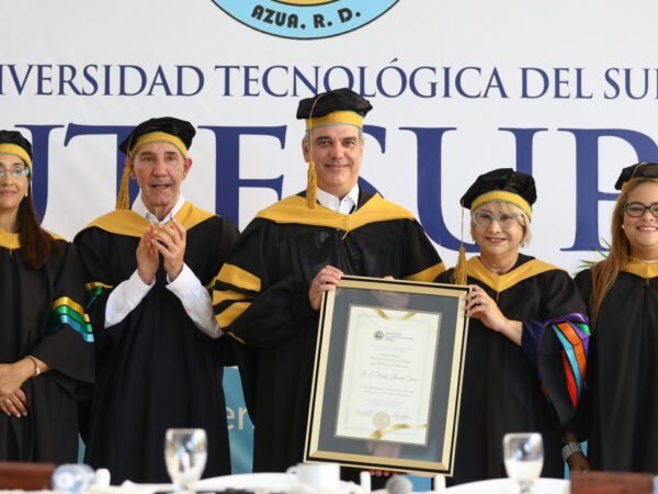 Presidente recibe título doctor “honoris causa” en Políticas Públicas