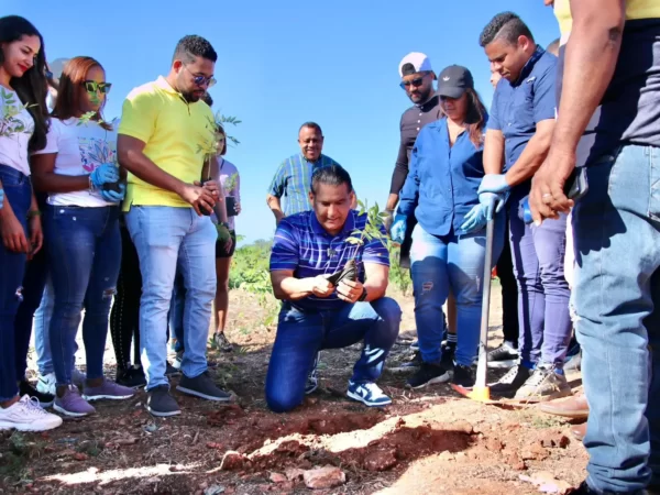 Luis Alberto participa en jornada de reforestación