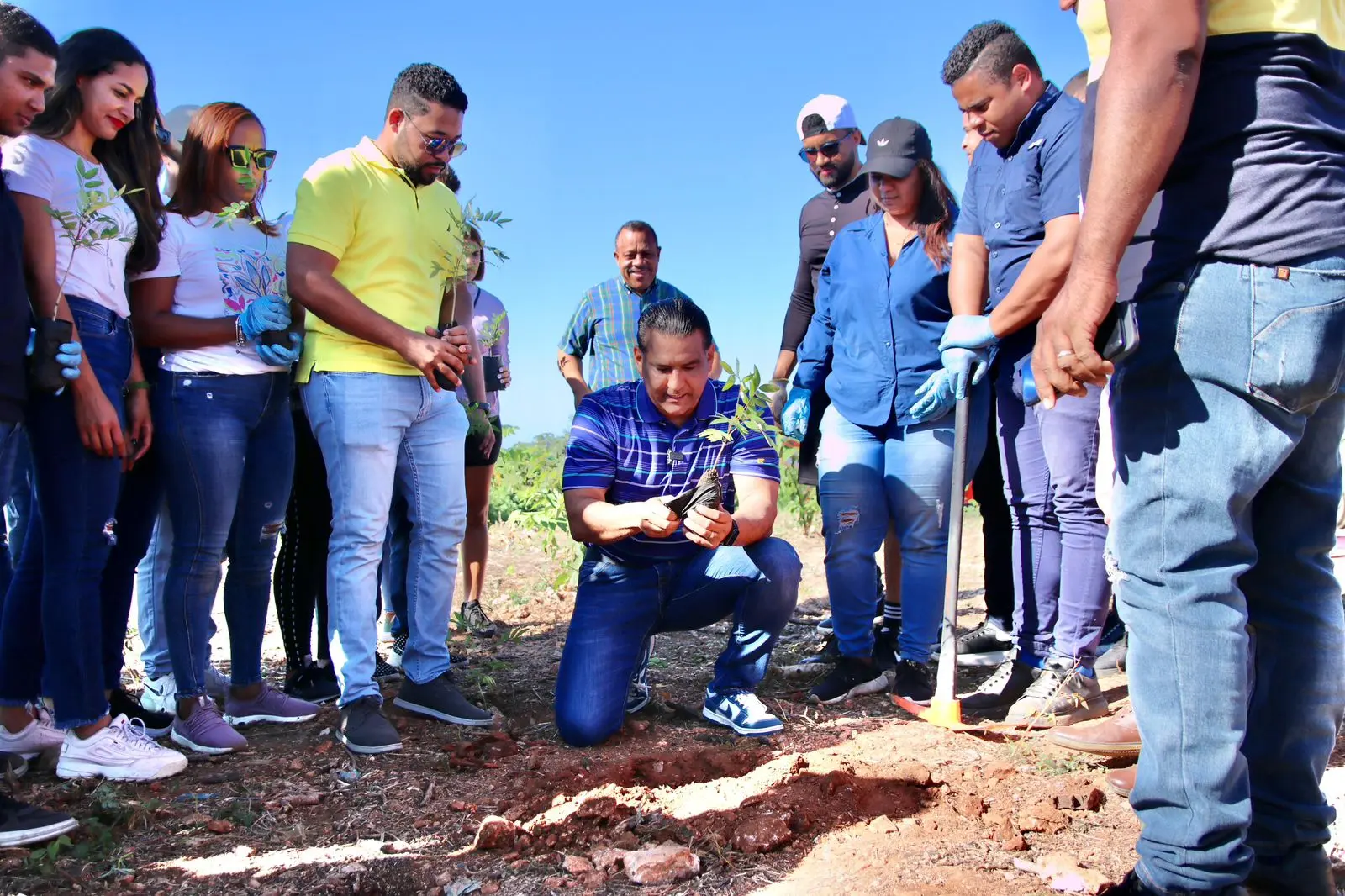 Luis Alberto participa en jornada de reforestación