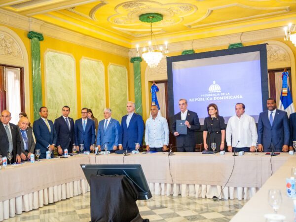 Presidente Abinader firma Pacto de Nación