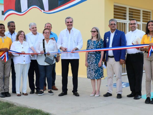 Presidente inaugura puente, escuela básica y entrega 200 nuevas viviendas en Santiago