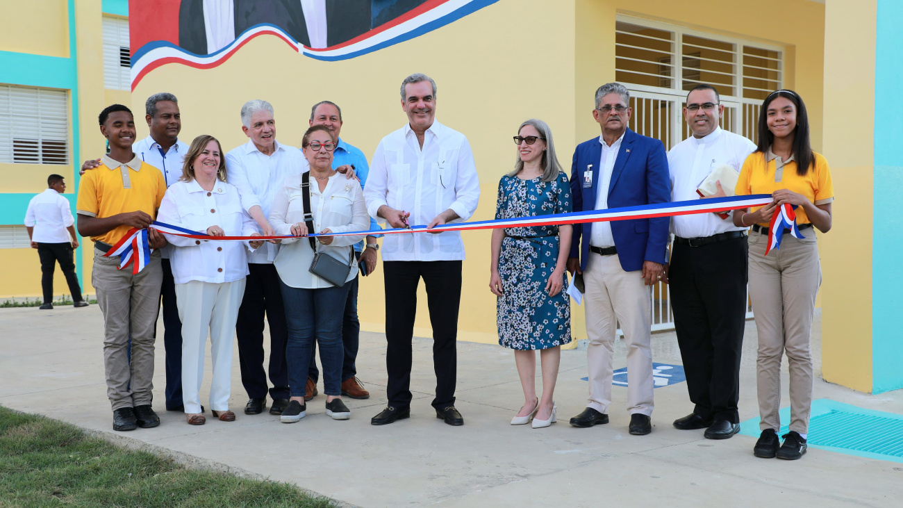 Presidente inaugura puente, escuela básica y entrega 200 nuevas viviendas en Santiago