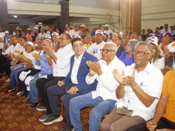 Dío Astacio juramenta más de 100 movimientos en apoyo a su candidatura