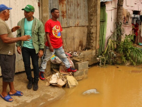 Elmin Noboa ayuda personas afectadas por inundaciones