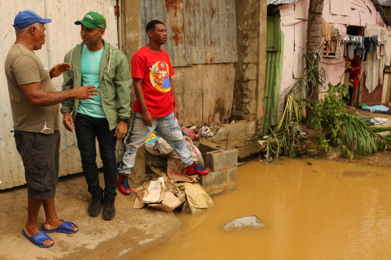 Elmin Noboa ayuda personas afectadas por inundaciones